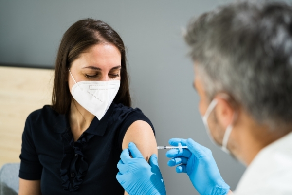 الإمارات تمنح الحق في التطعيم المجاني