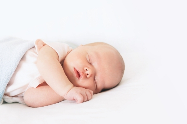  أمان وضعيات نوم طفلك المختلفة 
